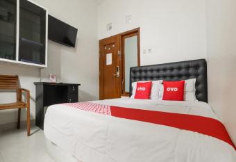 OYO 3838 Tamansari Guest House allows 18 year olds to book a room
