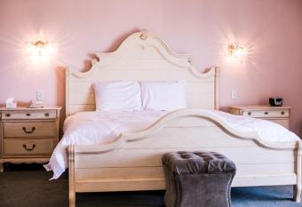 Staybridge Suites Rehoboth Beach By IHG has rooms with a private hot tub