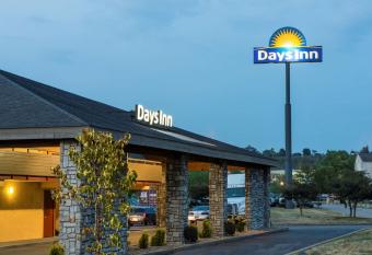 Days Inn by Wyndham Pittsburgh-Harmarville has Smoking rooms