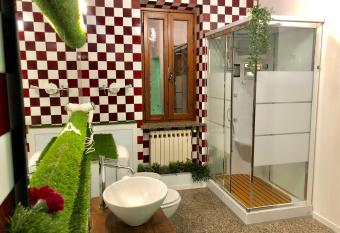 Vitti s Home Verona has rooms with a private hot tub