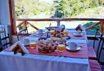 Apart Hotel y Hosteria del Sir has rooms with a private hot tub