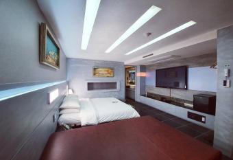 Friendly DH Naissance Hotel by Mindrum Group has rooms with a private hot tub