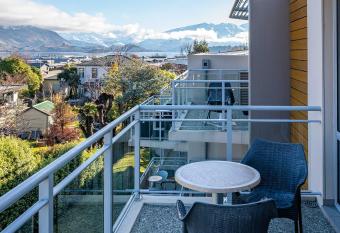 Central Luxury Apartment 205 has Balcony rooms