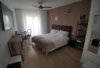 Hostal Puente de Hierro allows 18 year olds to book a room