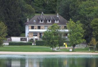 Hotel Restaurant La Chaumiere du Lac allows 18 year olds to book a room