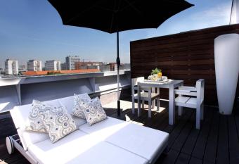 BessaHotel Boavista has rooms with a private hot tub