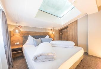 LakeSide Apartments Seefeld has Balcony rooms