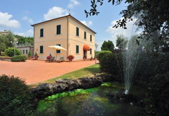 Villa La Nina allows 18 year olds to book a room