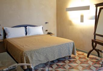 Hotel Rem  t has rooms with a private hot tub