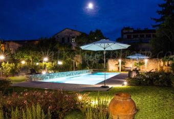 Albergo Stella allows 18 year olds to book a room