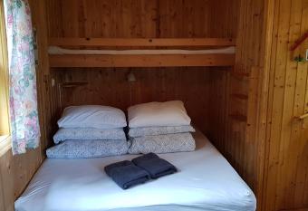 Cozy Cabin in the Woods has Balcony rooms