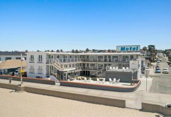 Sea Sprite Beach Club allows 18 year olds to book a room