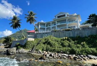 VallonEnd Beachfront villa with excellent view has Balcony rooms