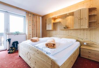 Hotel Sch  nwies allows 18 year olds to book a room