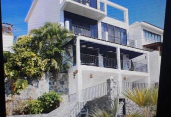 Villa La Loma has Balcony rooms