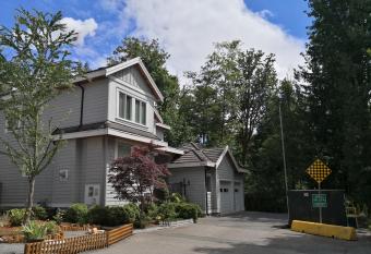 Entire Forest Home1-Urban Green Harbor allows 18 year olds to book a room
