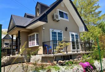 Kotori Cottage has Balcony rooms