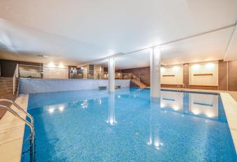 Yellow Praia Monte Gordo has Balcony rooms