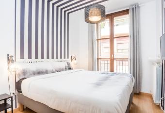 AZ El Balc  n de Espoz y Mina I allows 18 year olds to book a room