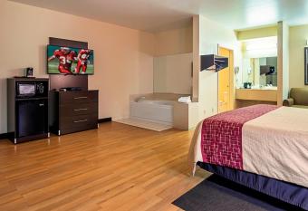 Red Roof Inn & Suites Lake Orion / Auburn Hills has rooms with a private hot tub