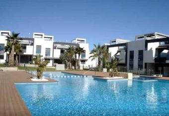 Torrevieja - Punta Prima Penthouse OASIS BEACH VII allows 18 year olds to book a room