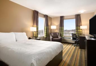 Days Inn by Wyndham Woodstock has rooms with a private hot tub