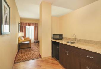 Comfort Inn and Suites Verona at Turning Stone Resort Casino has rooms with a private hot tub