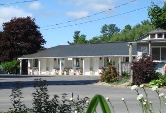 Boathouse Country Inn has Balcony rooms