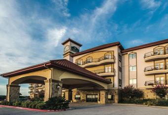 La Quinta Inn & Suites by Wyndham Marble Falls has Balcony rooms