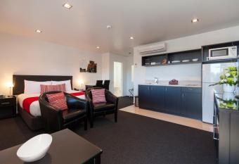 The Dawson Motel has rooms with a private hot tub