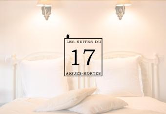 Les suites du 17 has Balcony rooms