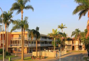 Jadran Motel & El Jays Holiday Lodge allows 18 year olds to book a room