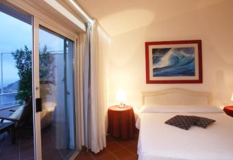 Hotel Claudio has rooms with a private hot tub