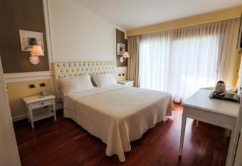 R  seo Euroterme Wellness Resort has rooms with a private hot tub