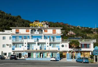 Hotel La Carruba has Balcony rooms