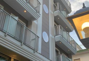 Hotel Mia Restaurant Airport allows 18 year olds to book a room