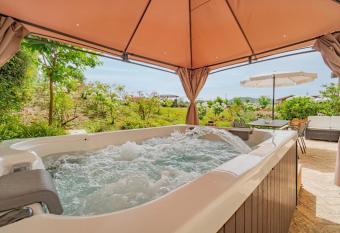 Anna Boccali Resort has rooms with a private hot tub