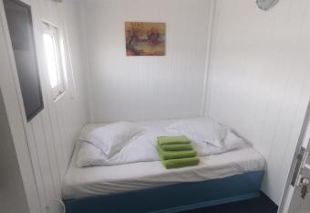 Pontonul lui Cristian allows 18 year olds to book a room