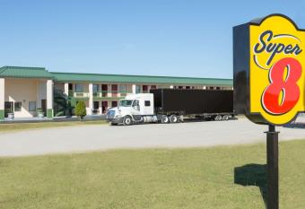 Super 8 by Wyndham Ashburn has Smoking rooms