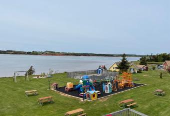 Beach & Breeze Cottages has Balcony rooms