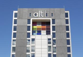 Alt Hotel Toronto Airport allows 18 year olds to book a room