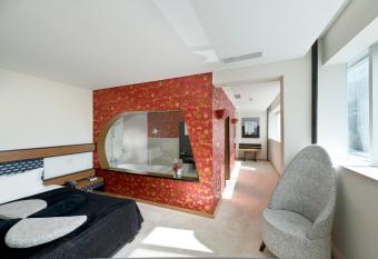 Penafiel Park Hotel & Spa has rooms with a private hot tub