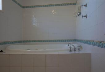 Silo Motor Inn Biloela has rooms with a private hot tub