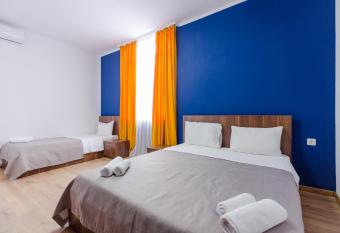 Komuna Hostel & Hotel has rooms with a private hot tub