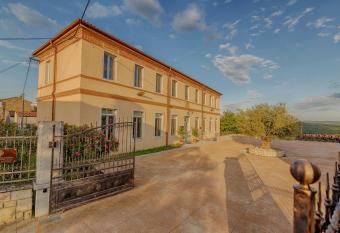 Hotel Stara   ola - Oleander Resort allows 18 year olds to book a room