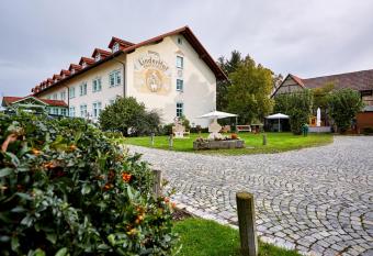 Hotel Linderhof allows 18 year olds to book a room