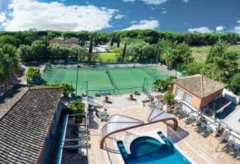 L Oliveraie de Paul allows 18 year olds to book a room