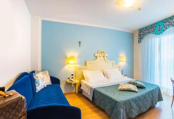 Hotel Panoramic has rooms with a private hot tub