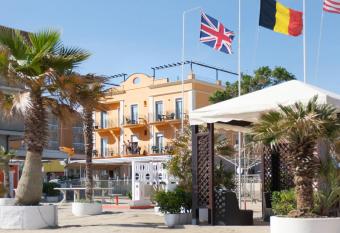 Hotel Holiday Beach allows 18 year olds to book a room