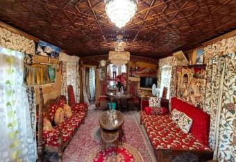 New Minar Groups Of Houseboats has Smoking/Balcony rooms